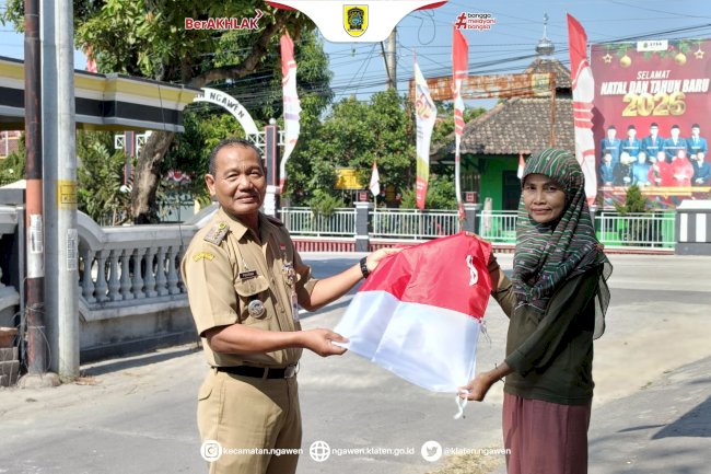 Semarakkan HUT ke-81 RI, Camat Ngawen Beserta Jajaran Bagikan Bendera Merah Putih kepada Warga