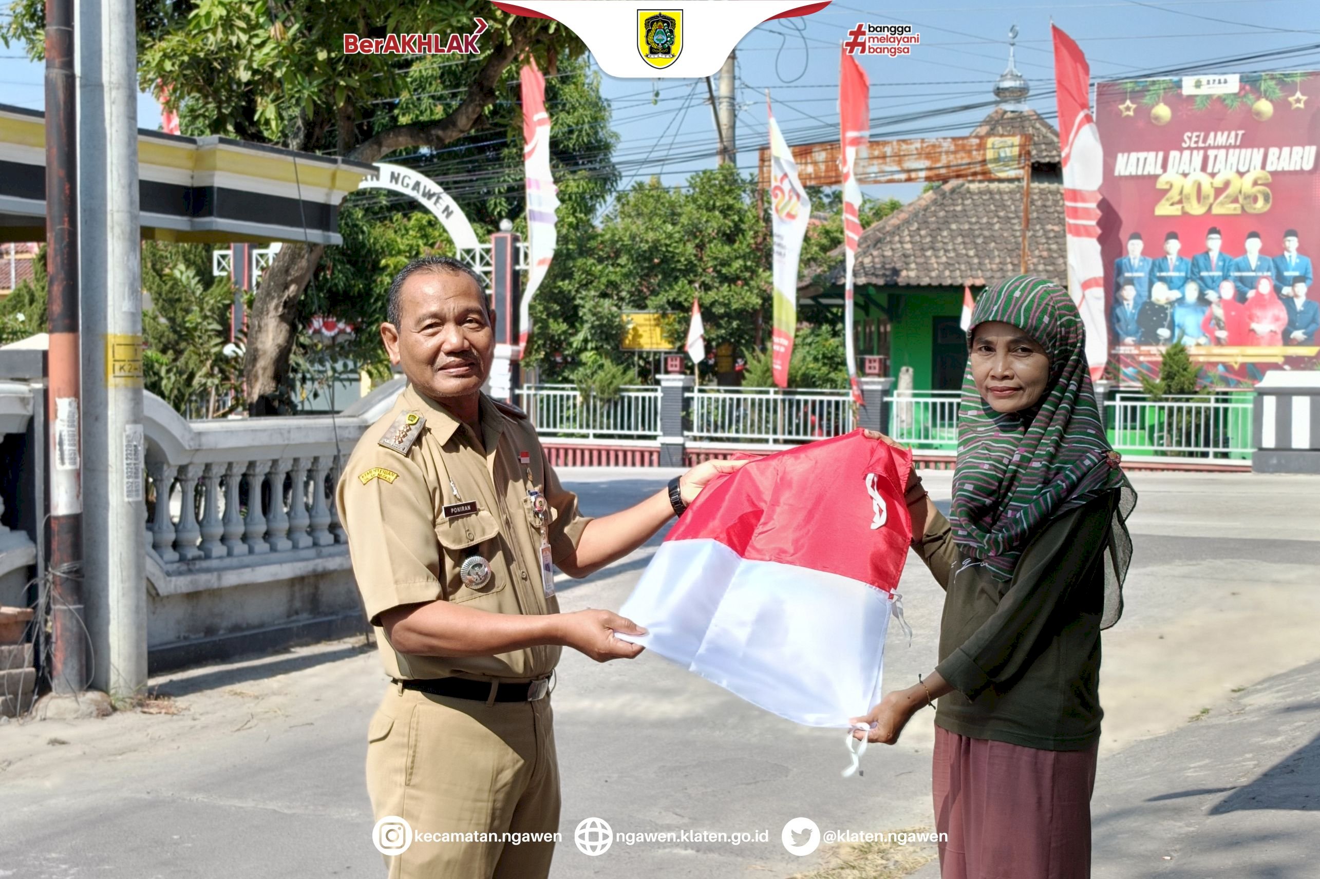 Semarakkan HUT ke-81 RI, Camat Ngawen Beserta Jajaran Bagikan Bendera Merah Putih kepada Warga